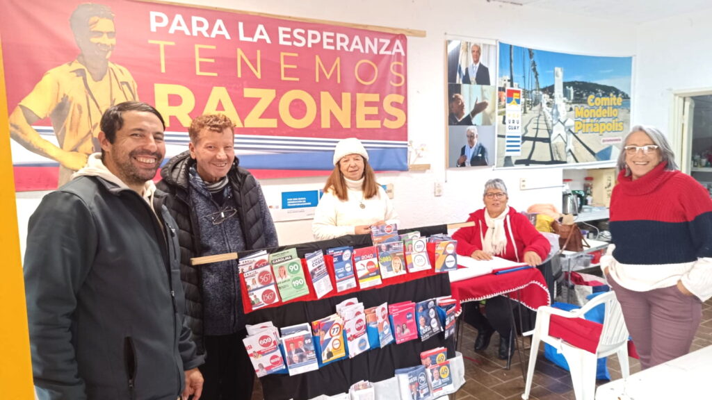 El Comité Eduardo Mondelo se presenta y la costurera quiere tener su propia bandera